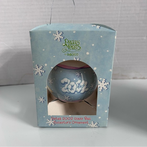 Enesco Precious Moment 2002 glass ball ornament - BABY GIRL’S FIRST CHRISTMAS - Picture 3 of 9